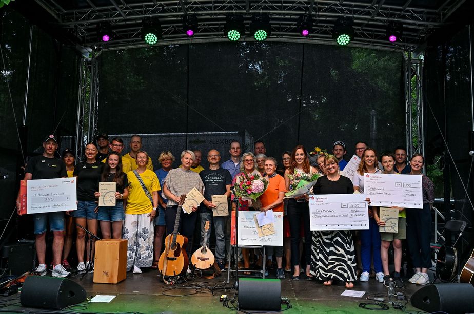 Stadträtin Isabelle Hemsley, Martina Butz, Geschäftsführerin der Stadtwerke Hanau, die neben der Sparkasse Hanau Sponsoren waren, und Vertreterinnen und Vertreter des Amts für Umwelt-, Natur- und Klimaschutz gratulierten den zahlreichen Gewinnerinnen und Gewinnern des diesjährigen STADTRADELNS in Hanau - darunter auch die Mädchenrealschule :-) (c) Stadt Hanau/Moritz Göbel